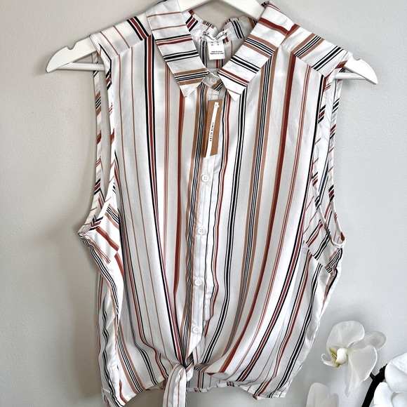 Button-down, collared tank top with a front knot - Picture 5 of 7